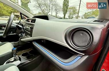 Хэтчбек Toyota Prius C 2012 в 