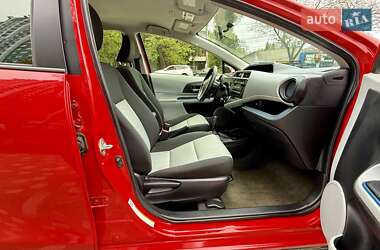 Хэтчбек Toyota Prius C 2012 в 