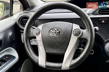 Хэтчбек Toyota Prius C 2012 в 