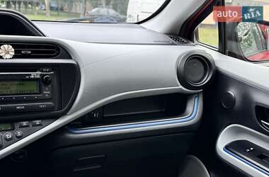 Хэтчбек Toyota Prius C 2012 в 