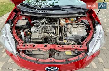 Хэтчбек Toyota Prius C 2012 в 