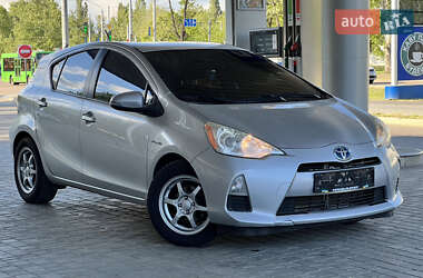 Хэтчбек Toyota Prius C 2013 в 