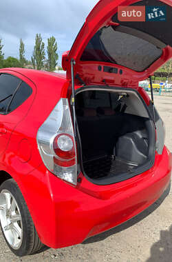 Хэтчбек Toyota Prius C 2015 в 
