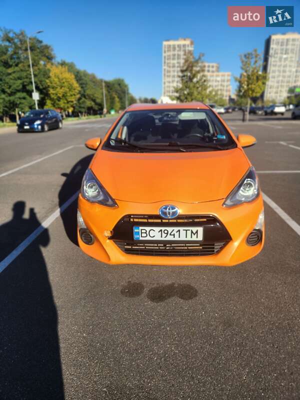 Хэтчбек Toyota Prius C 2014 в 
