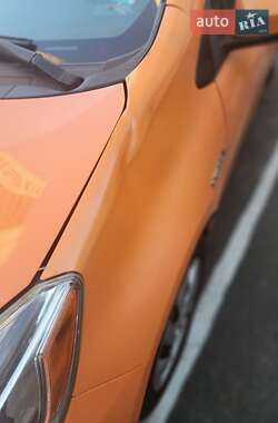 Хэтчбек Toyota Prius C 2014 в 