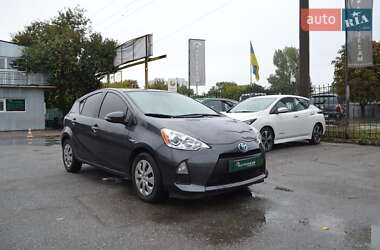 Хэтчбек Toyota Prius C 2012 в 