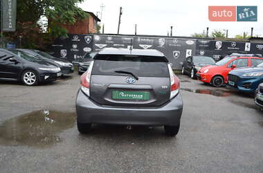 Хэтчбек Toyota Prius C 2012 в 