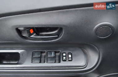 Хэтчбек Toyota Prius C 2012 в 