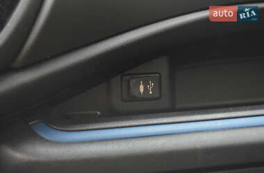 Хэтчбек Toyota Prius C 2012 в 