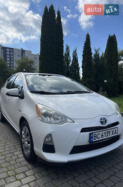 Хэтчбек Toyota Prius C 2013 в 