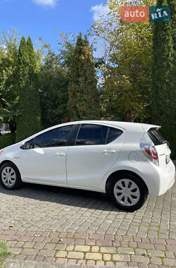 Хэтчбек Toyota Prius C 2013 в 
