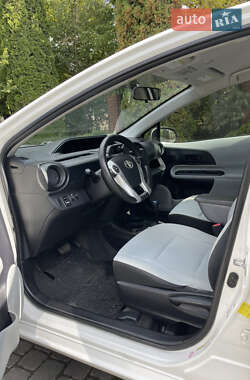 Хэтчбек Toyota Prius C 2013 в 