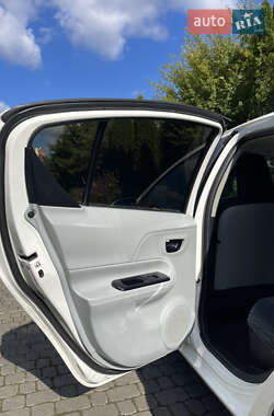 Хэтчбек Toyota Prius C 2013 в 