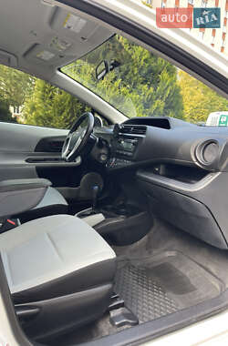 Хэтчбек Toyota Prius C 2013 в 