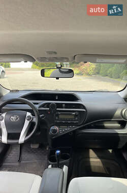 Хэтчбек Toyota Prius C 2013 в 