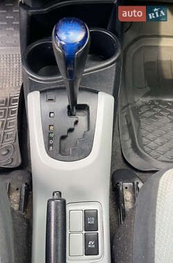 Хэтчбек Toyota Prius C 2013 в 