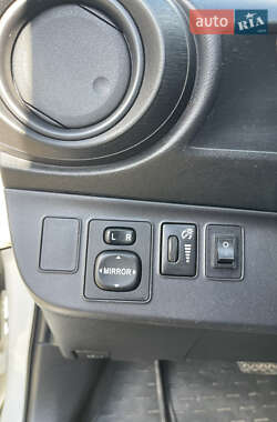 Хэтчбек Toyota Prius C 2013 в 