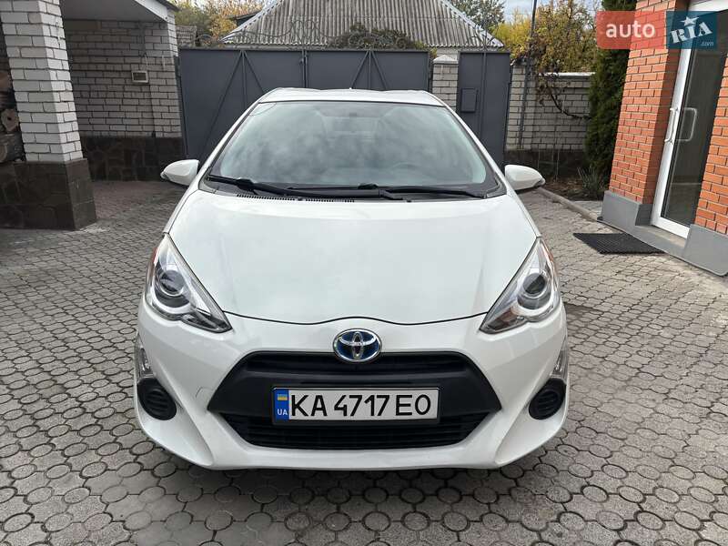 Хетчбек Toyota Prius C 2015 в Дніпрі