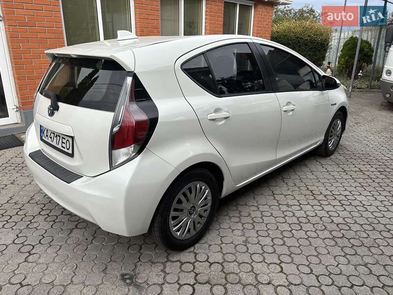 Хетчбек Toyota Prius C 2015 в Дніпрі