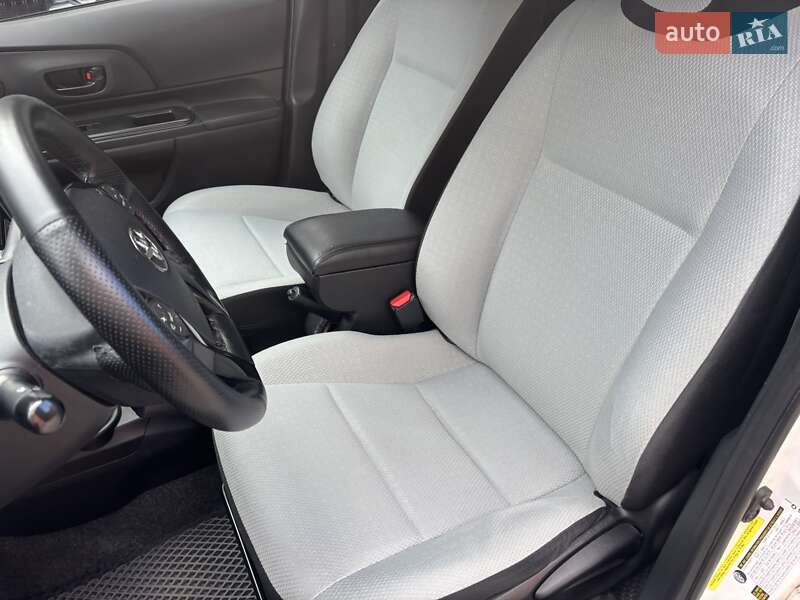 Хетчбек Toyota Prius C 2015 в Дніпрі