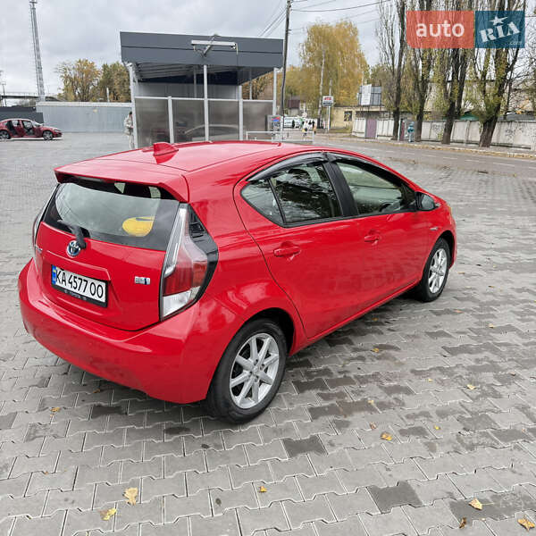 Хэтчбек Toyota Prius C 2015 в Киеве