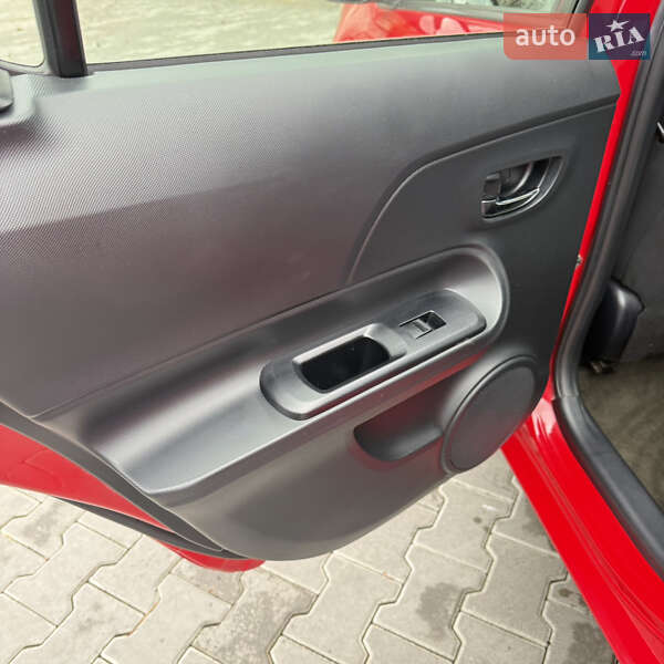 Хэтчбек Toyota Prius C 2015 в Киеве