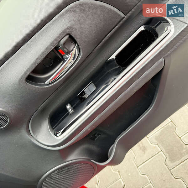 Хэтчбек Toyota Prius C 2015 в Киеве