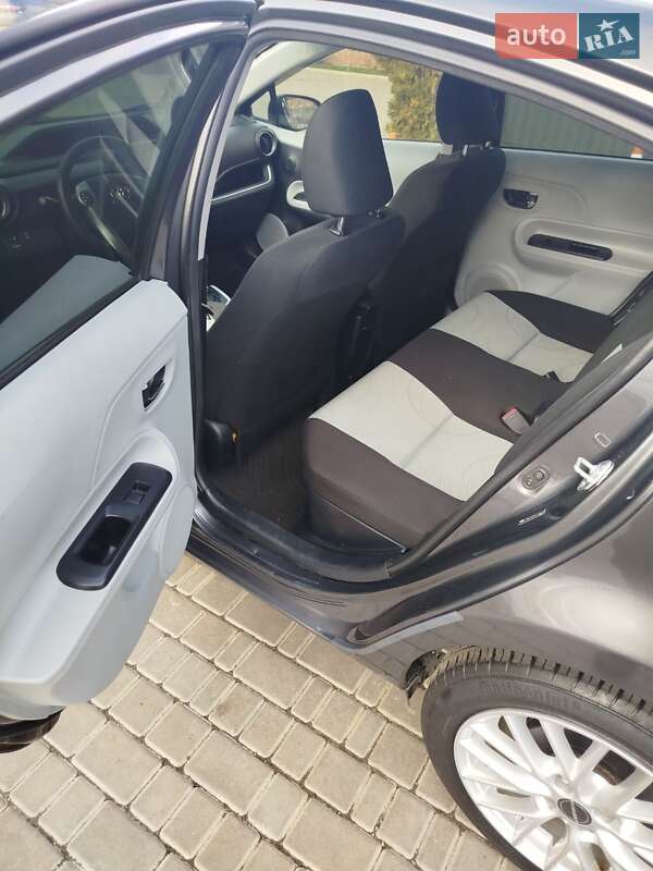 Хэтчбек Toyota Prius C 2014 в Кропивницком