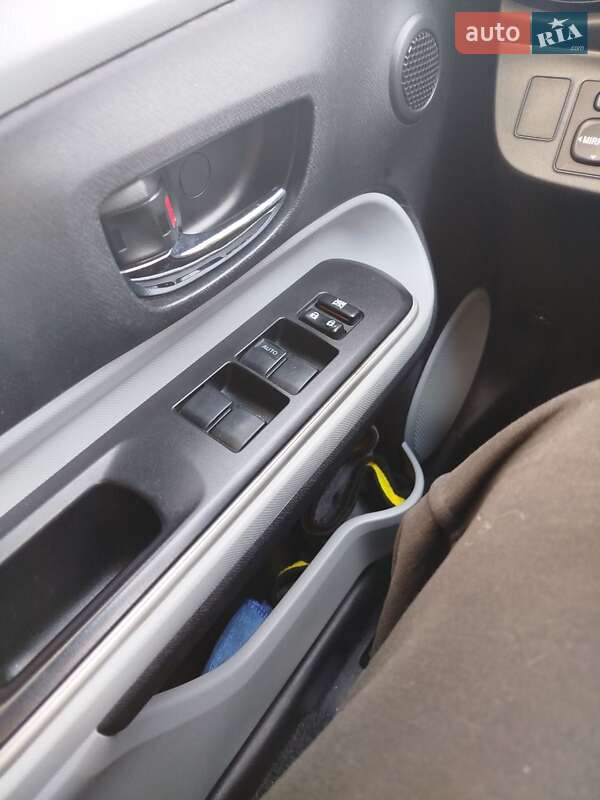 Хэтчбек Toyota Prius C 2014 в Кропивницком