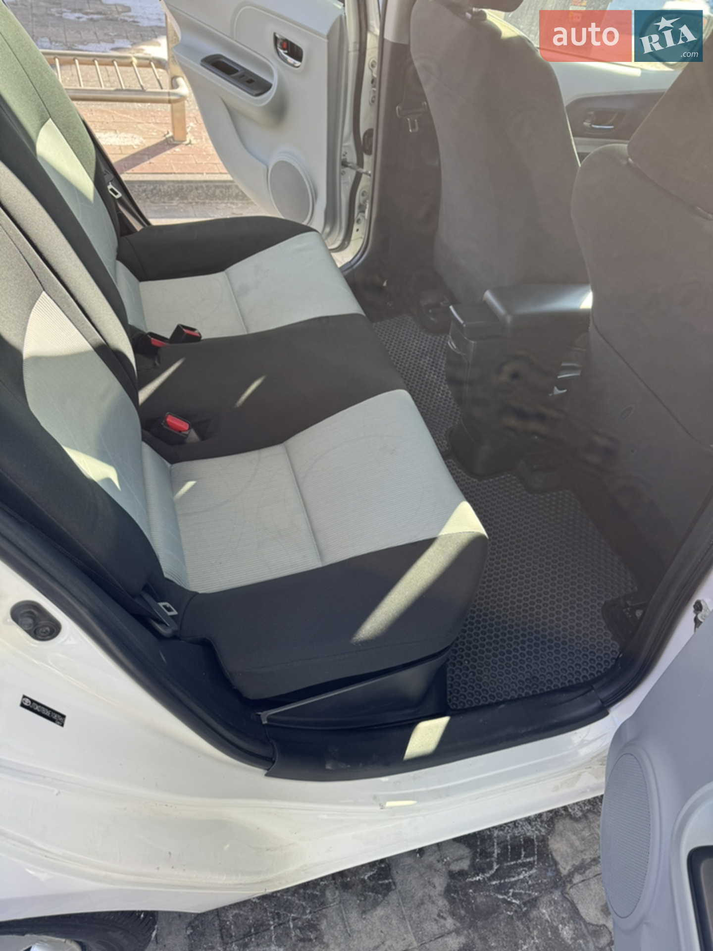 2014 Toyota Prius c - мініатюра 5