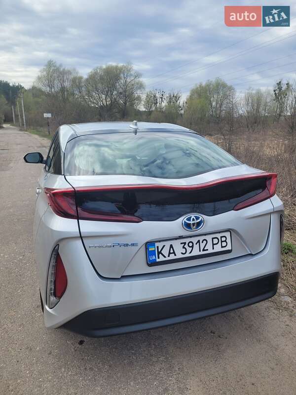 Хэтчбек Toyota Prius Prime 2017 в Киеве