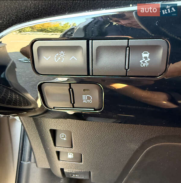 Хэтчбек Toyota Prius Prime 2021 в Киеве фото 6 Хэтчбек Toyota Prius Prime 2021 в Киеве