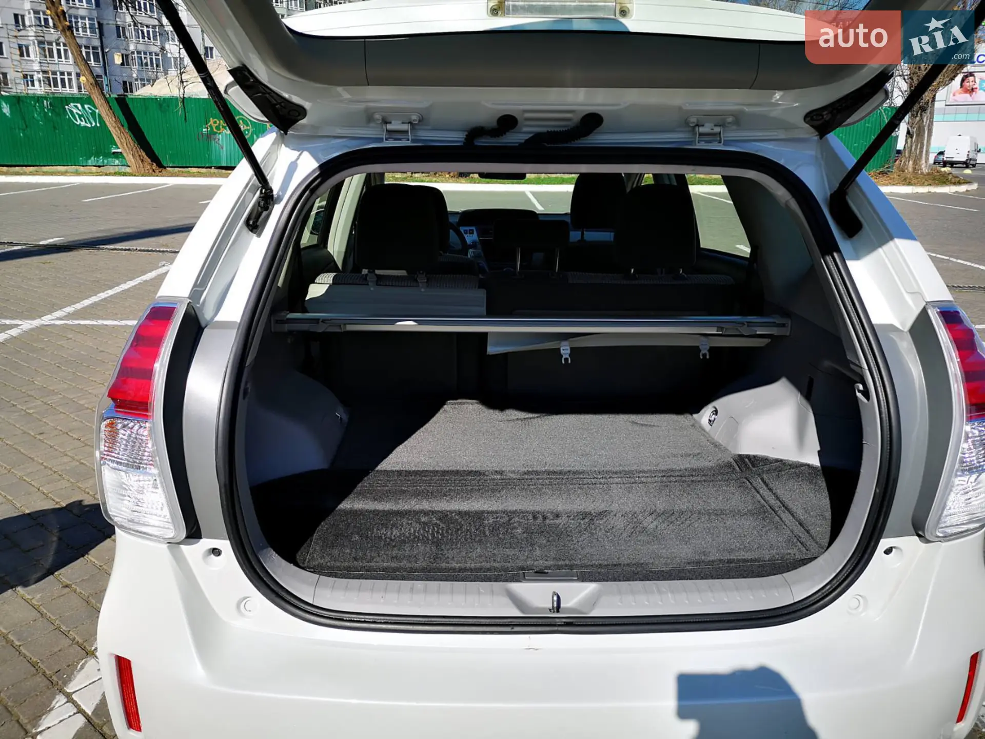 2014 Toyota Prius v (+) - мініатюра 12