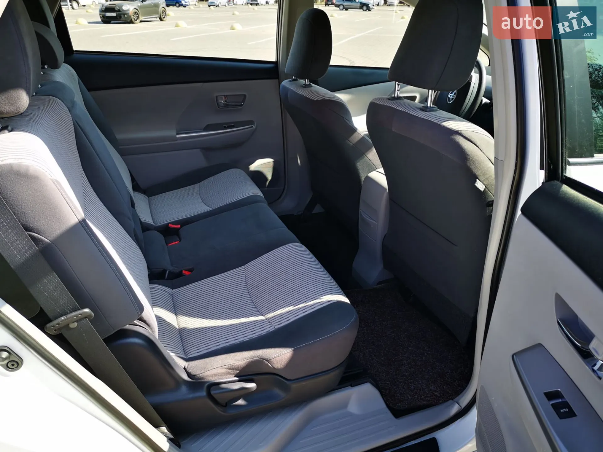 2014 Toyota Prius v (+) - мініатюра 19