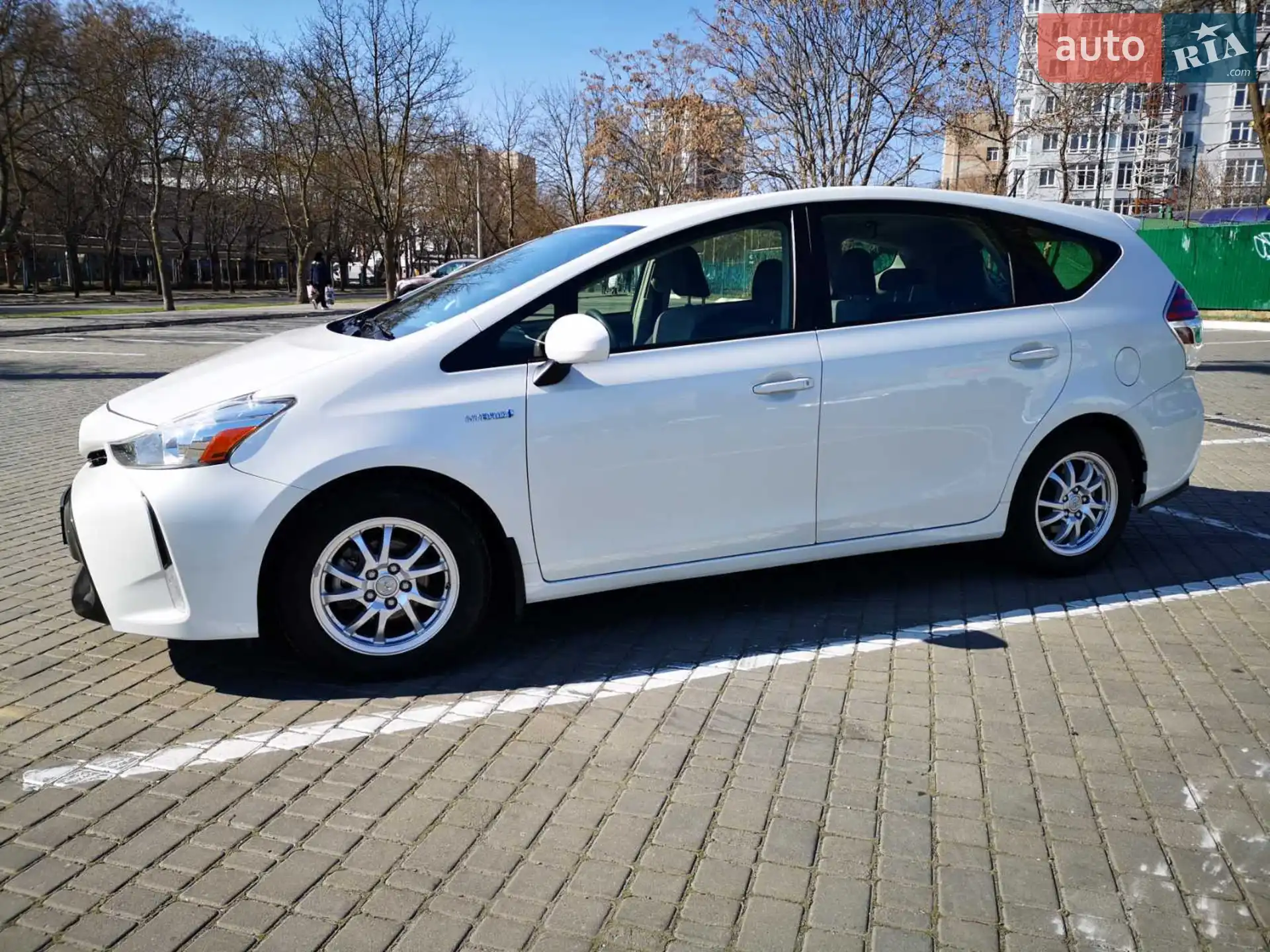 2014 Toyota Prius v (+) - мініатюра 2