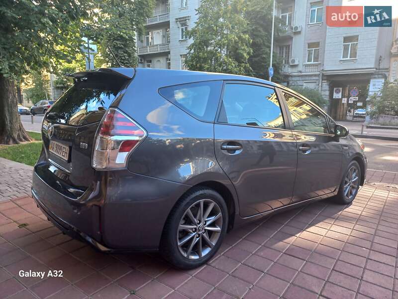 Универсал Toyota Prius v 2015 в Киеве