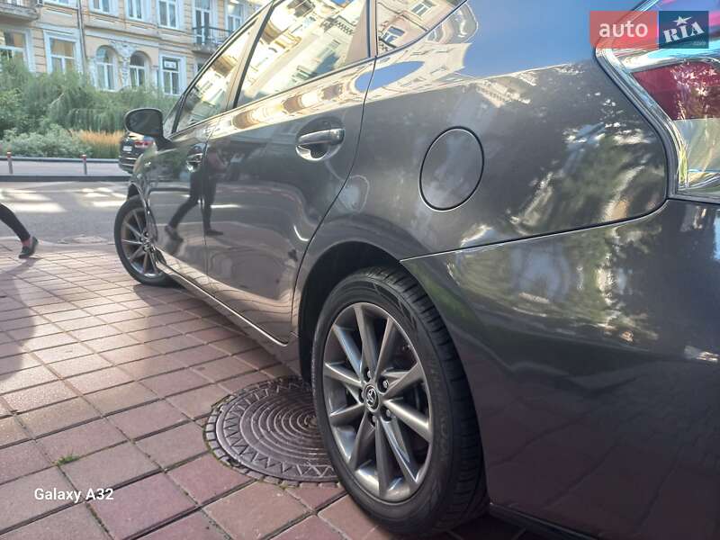 Универсал Toyota Prius v 2015 в Киеве