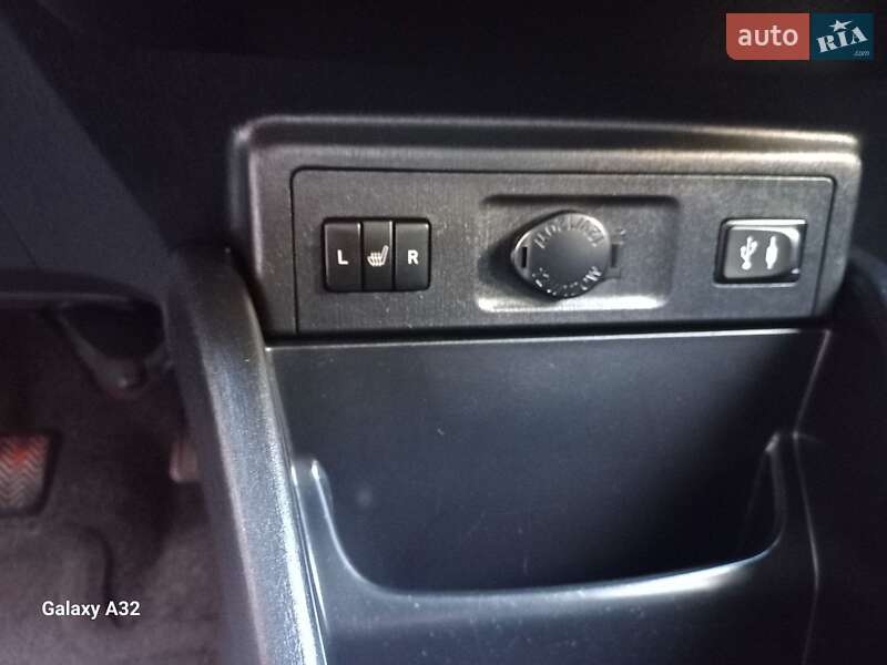 Универсал Toyota Prius v 2015 в Киеве