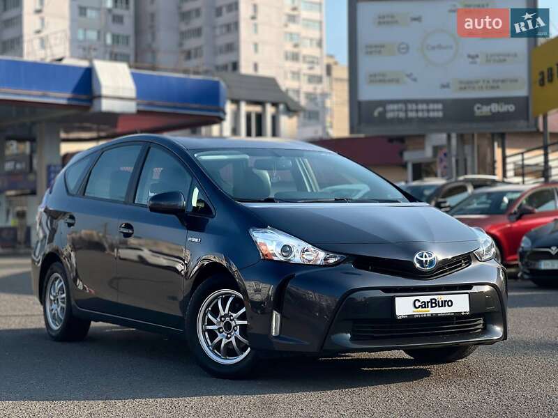 Toyota Prius v 2017