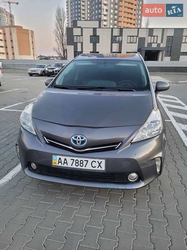 Универсал Toyota Prius v 2013 в Киеве