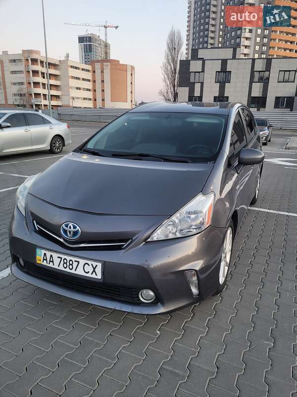 Универсал Toyota Prius v 2013 в Киеве