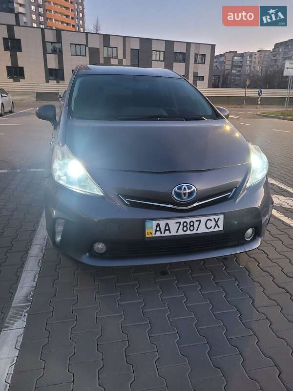 Универсал Toyota Prius v 2013 в Киеве