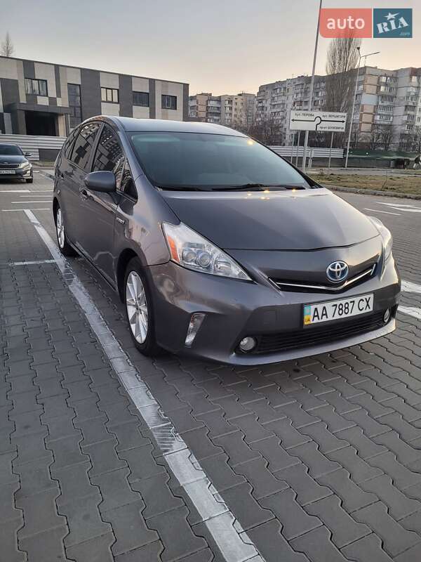 Универсал Toyota Prius v 2013 в Киеве