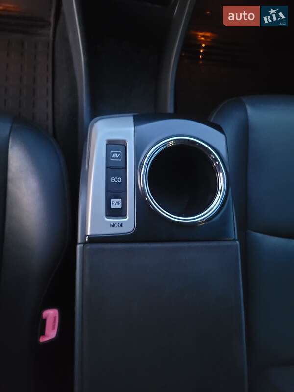 Универсал Toyota Prius v 2013 в Киеве