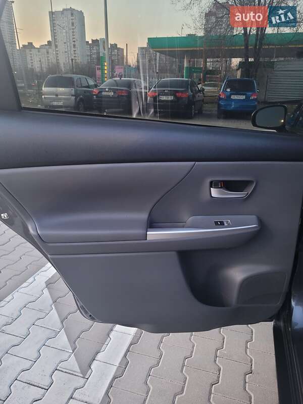 Универсал Toyota Prius v 2013 в Киеве