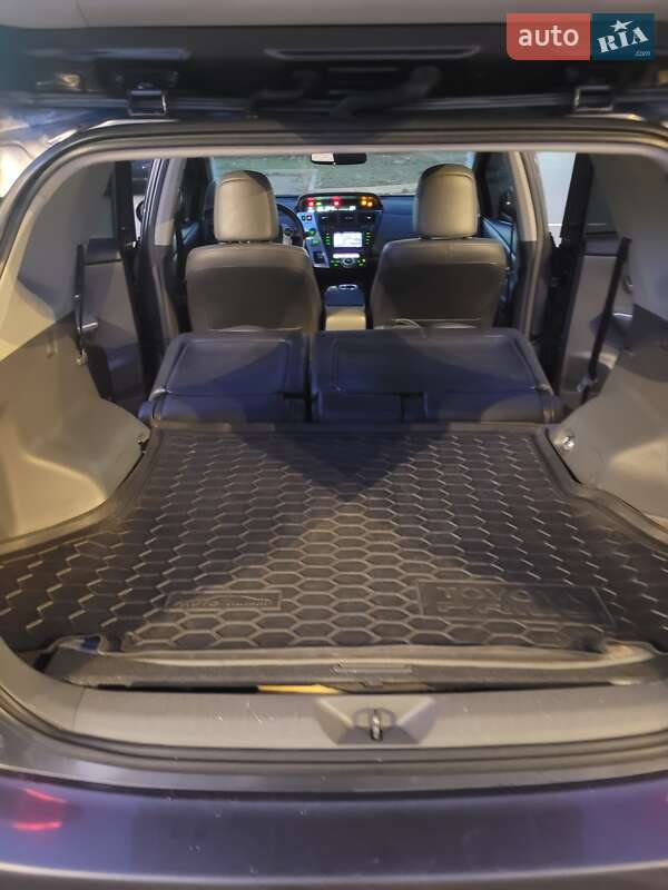 Универсал Toyota Prius v 2013 в Киеве
