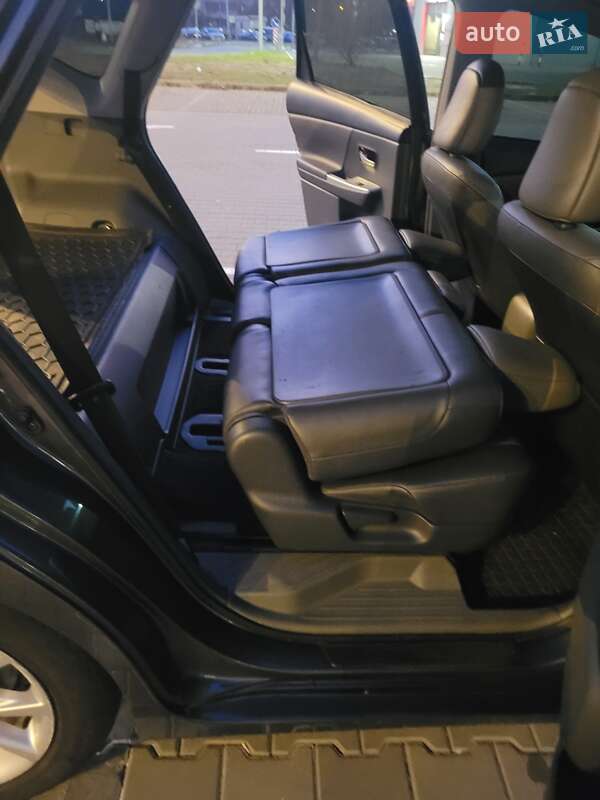 Универсал Toyota Prius v 2013 в Киеве