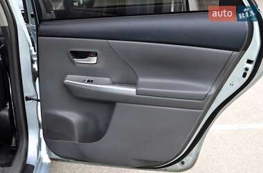 Универсал Toyota Prius v 2013 в 