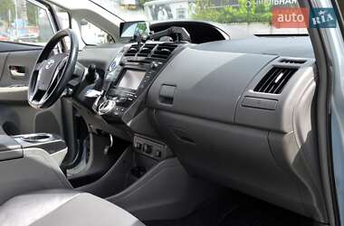 Универсал Toyota Prius v 2013 в 