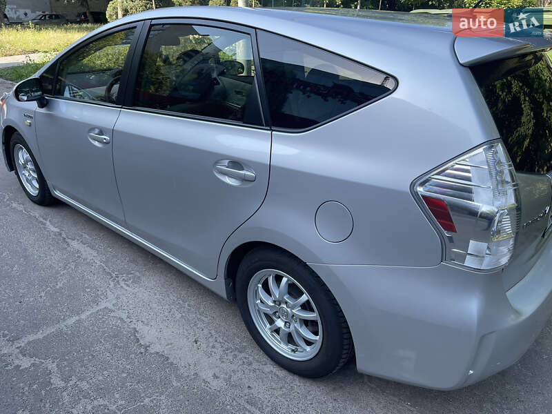 Хетчбек Toyota Prius v 2011 в Києві